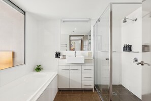 Douche, sèche-cheveux, serviettes fournies, shampoing
