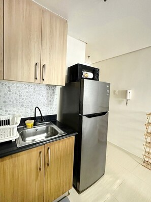 Kjøleskap, mikrobølgeovn, kokeplater og vannkoker