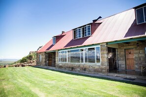 Exterior - Boschfontein Mountain Lodge: farmhouse near Ficksburg with stunning views. (Ficksburg)