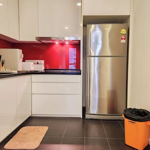 Fridge - Arcoris SoHo by WeStay Hosting, Exclusive Private Balcony, Kuala Lumpur (Kuala Lumpur)