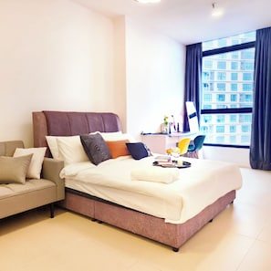 Master bedroom - Arcoris SoHo by WeStay Hosting, Exclusive Private Balcony, Kuala Lumpur (Kuala Lumpur)