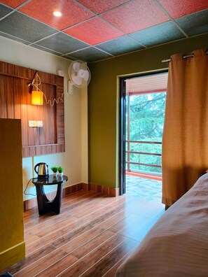 Desk, free WiFi - The Alpine Vista (Almora)