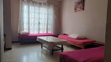 Apartamento básico | Área de estar | TV de tela plana