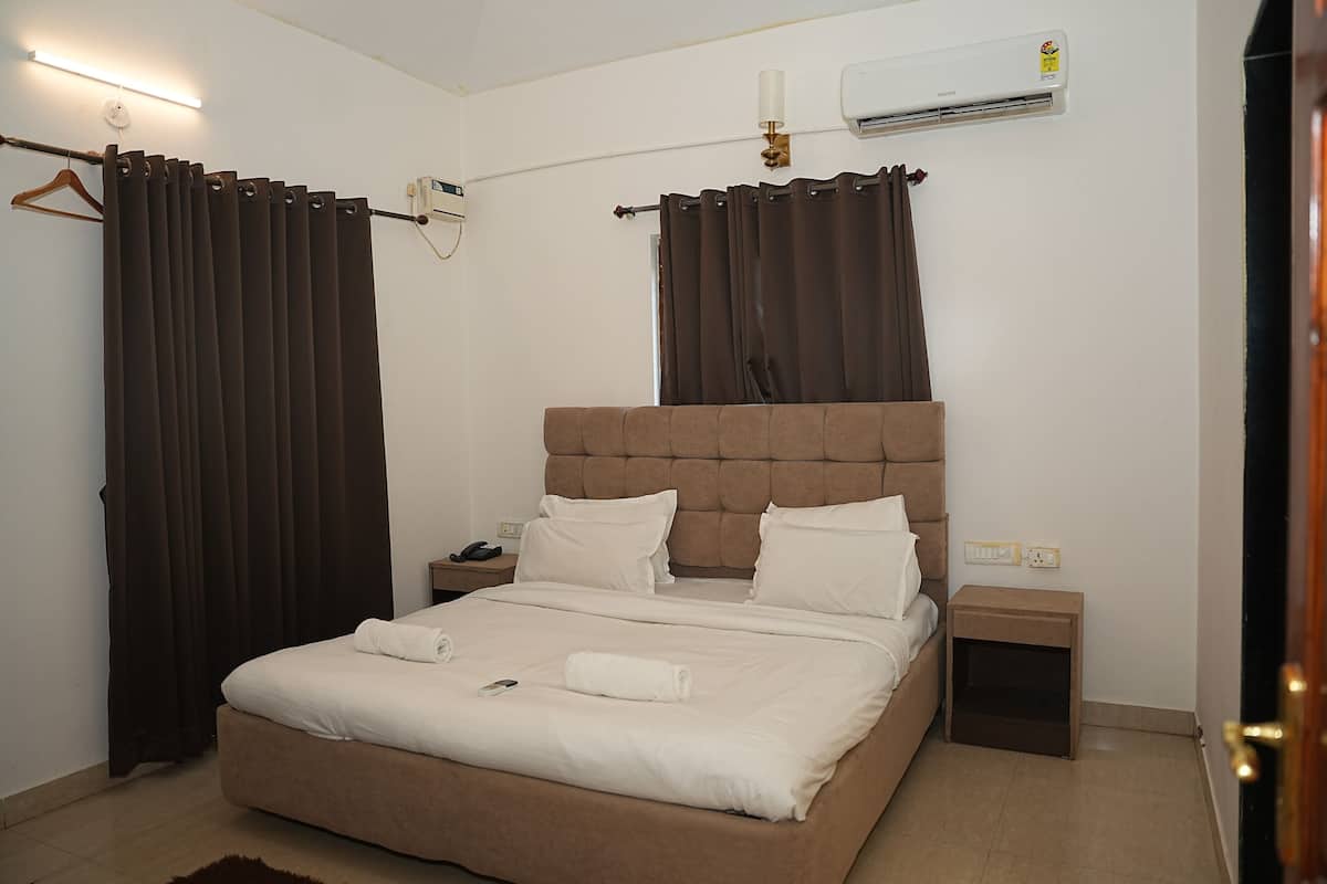 Family Villa, Pool View | Desk, free WiFi, bed sheets