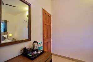 デラックス ルーム キングベッド 1 台 | 2 室のベッドルーム、デスク、WiFi (無料)