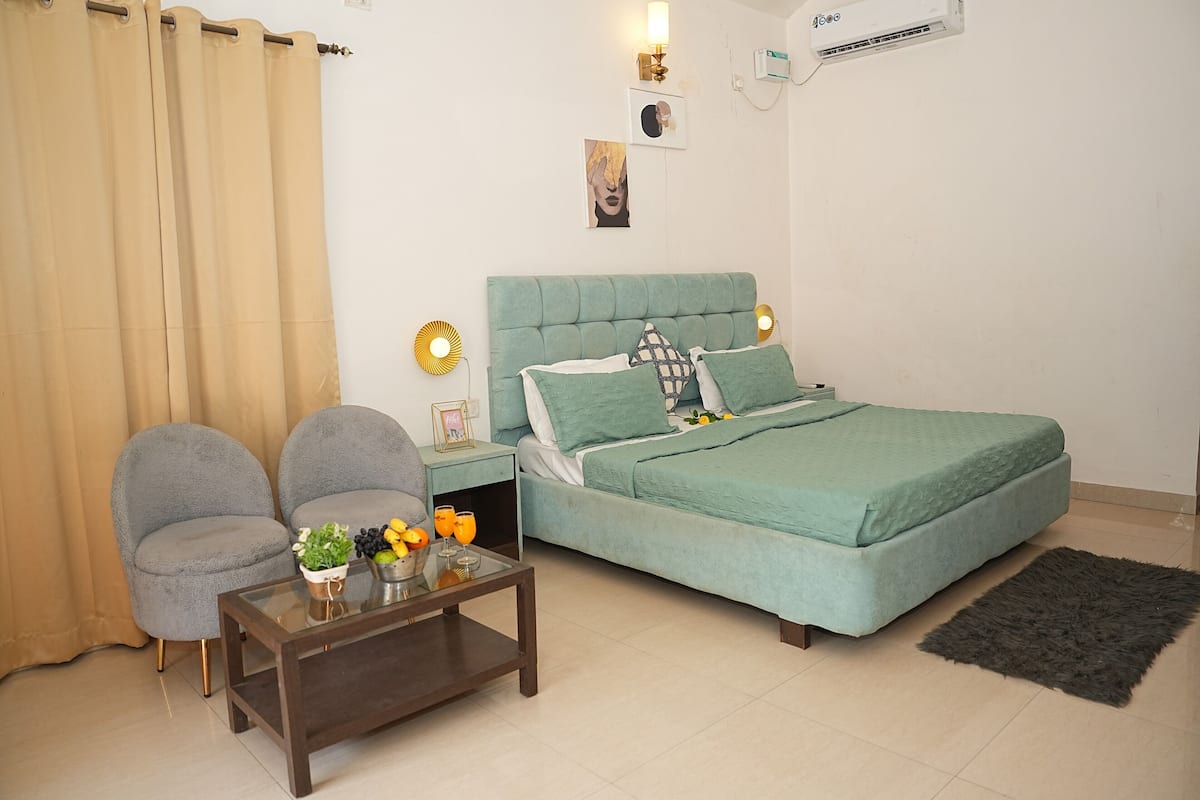 Deluxe Room, 1 King Bed | Desk, free WiFi, bed sheets