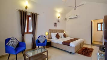 Luksusvilla, hageutsikt | Skrivebord, wi-fi (inkludert) og sengetøy