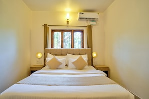 Family Villa, Pool View | 2 bedrooms, desk, free WiFi, bed sheets