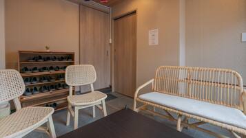 Comfort Villa | Living area | 42-inch TV with cable channels