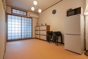 Comfort-Villa | Essbereich im Zimmer
