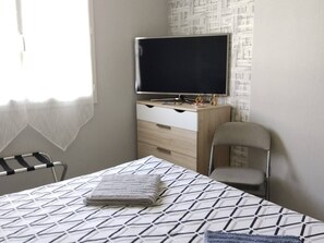 2 bedrooms, iron/ironing board, WiFi, bed sheets - At the right stop Breakfast included VAE Bollard (Sassenay)