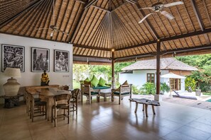 ทีวี 34 นิ้ว พร้อมช่องเคเบิล