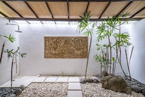 ห้องดีลักซ์สวีท, 1 ห้องนอน, วิวสระว่ายน้ำ | ห้องน้ำ | ฝักบัว, ไดร์เป่าผม, ผ้าเช็ดตัว, สบู่