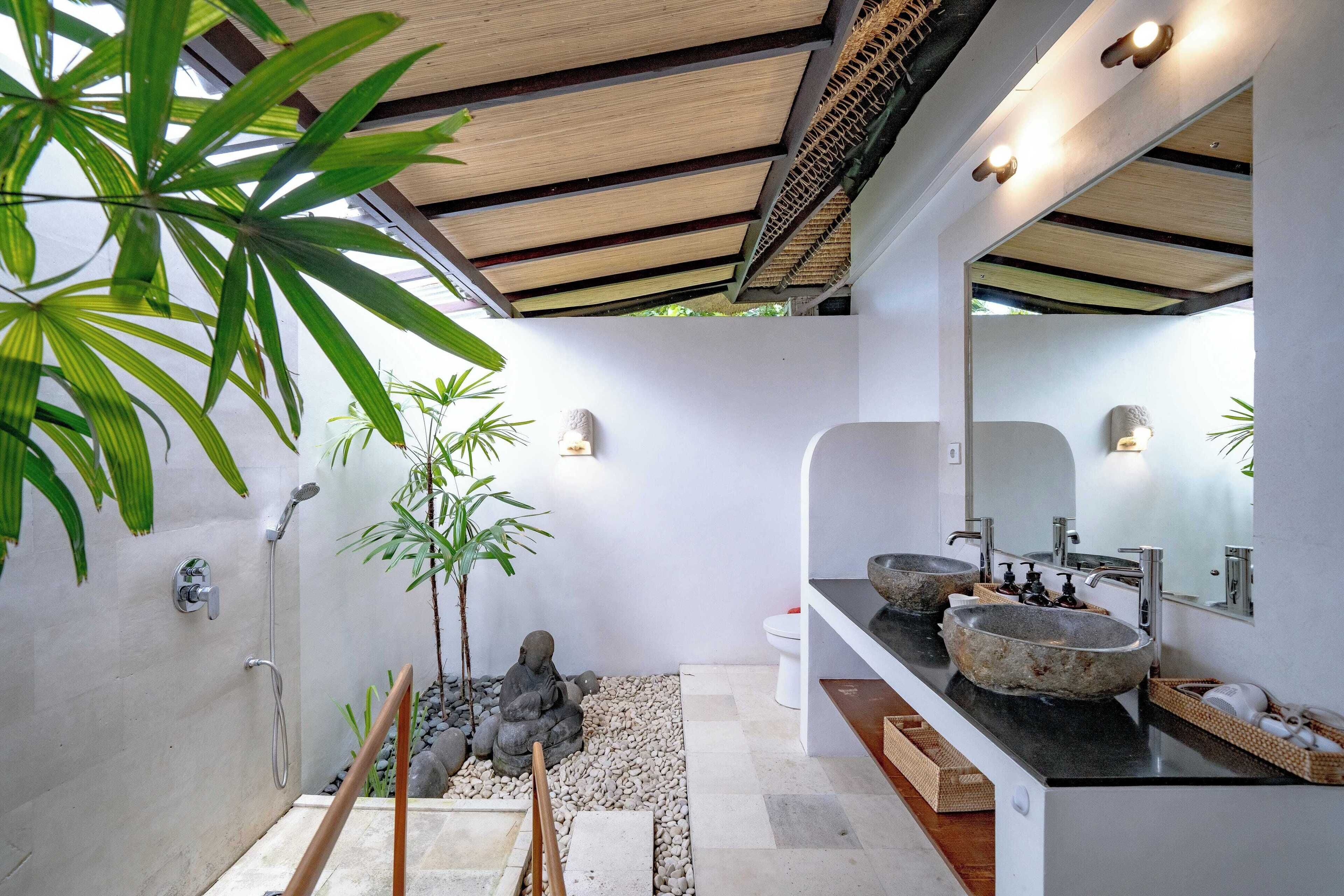 Suite, 1 kamar tidur, pemandangan kolam renang | Kamar mandi | Shower, pengering rambut, handuk, dan sabun