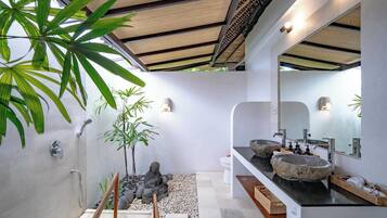 Suite, 1 kamar tidur, pemandangan kolam renang | Kamar mandi | Shower, pengering rambut, handuk, dan sabun