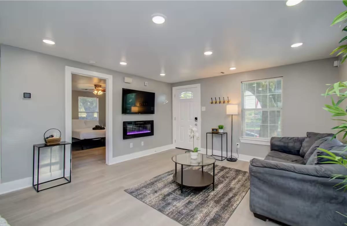 Photo 3 of Charming 2-bedroom house 15min from Downton Houston
