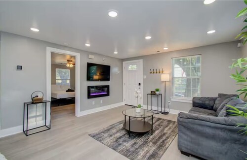 Charming 2-bedroom house 15min from Downton Houston