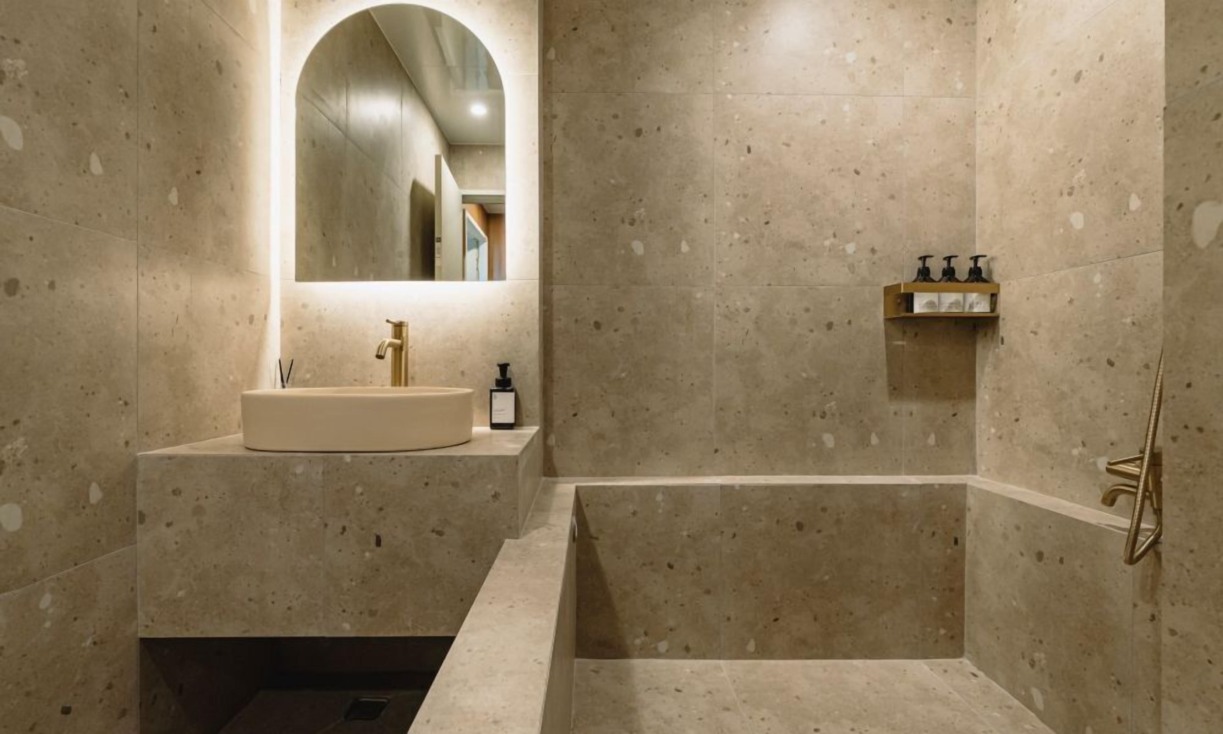 Family Spa | Bathroom | Free toiletries, bathrobes, bidet, towels