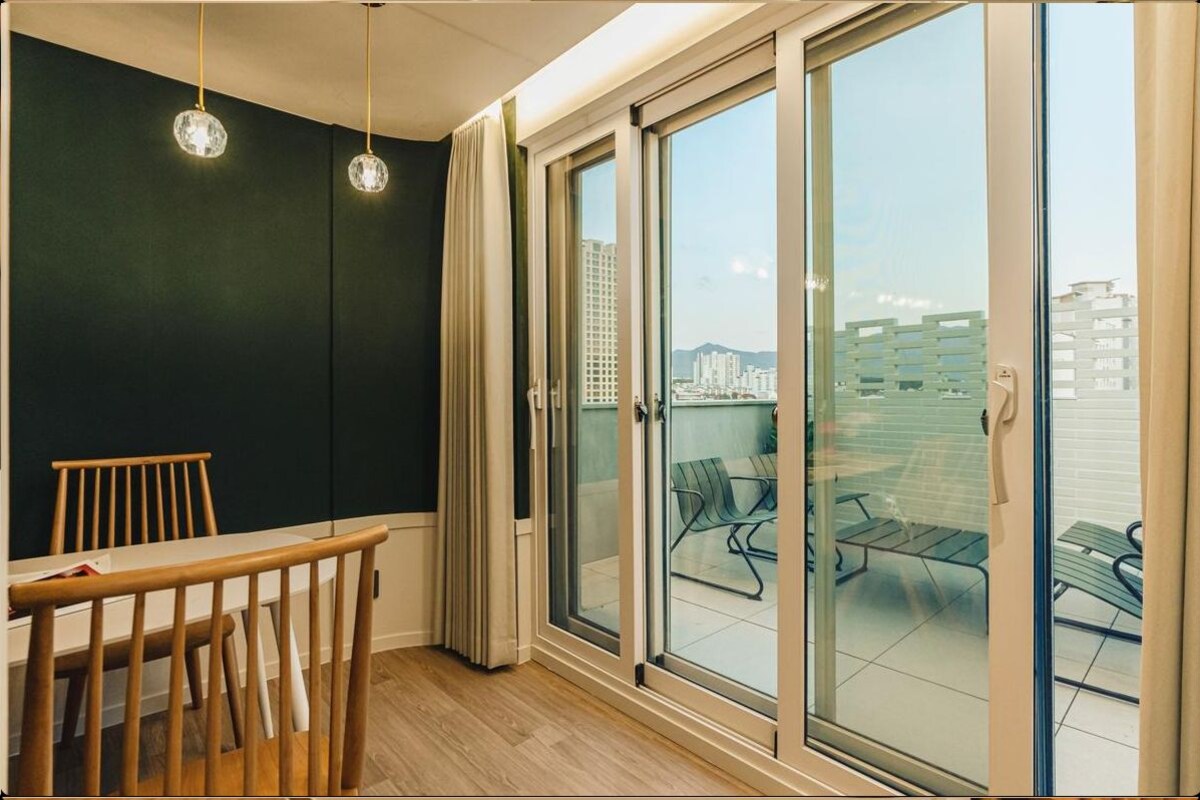 Private jacuzzi terrace | WiFi (free), individually decorated, individually furnished, bed sheets