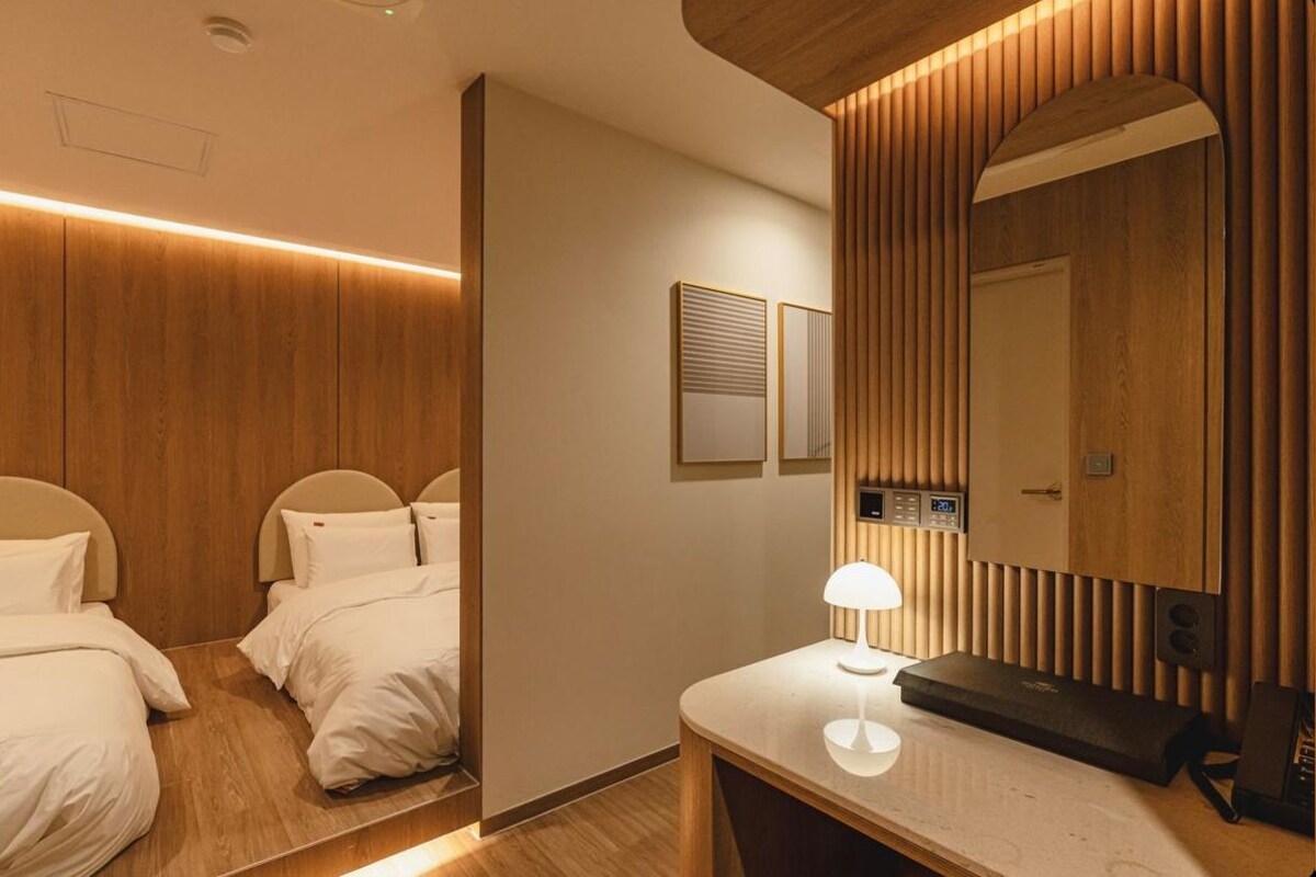Private jacuzzi terrace | WiFi (free), individually decorated, individually furnished, bed sheets