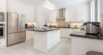 Luxury 5 Bedroom Home in Richmond Hill, Free Parking, Private Gym