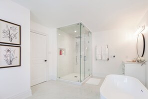 Dusche, Haartrockner, Handtücher, Seife