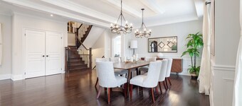 Luxury 5 Bedroom Home in Richmond Hill, Free Parking, Private Gym