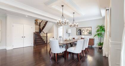 Luxury 5 Bedroom Home in Richmond Hill, Free Parking, Private Gym