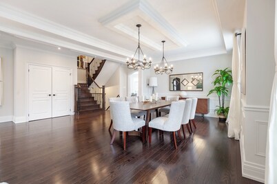 Luxury 5 Bedroom Home in Richmond Hill, Free Parking, Private Gym