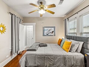 3 soverom, skrivebord, strykejern/-brett og reiseseng for barn