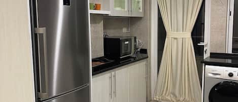 Microondas, horno y placa de cocina