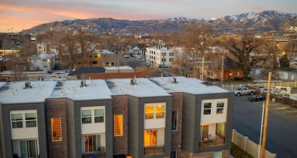 NewModernTownhouse+Sleeps10+Neardowntown&Skiing