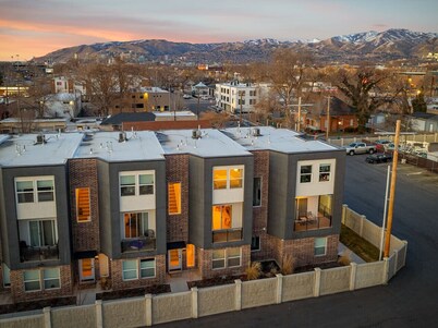 NewModernTownhouse+Sleeps10+Neardowntown&Skiing