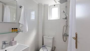 Douche, sĂšche-cheveux, serviettes fournies, savon