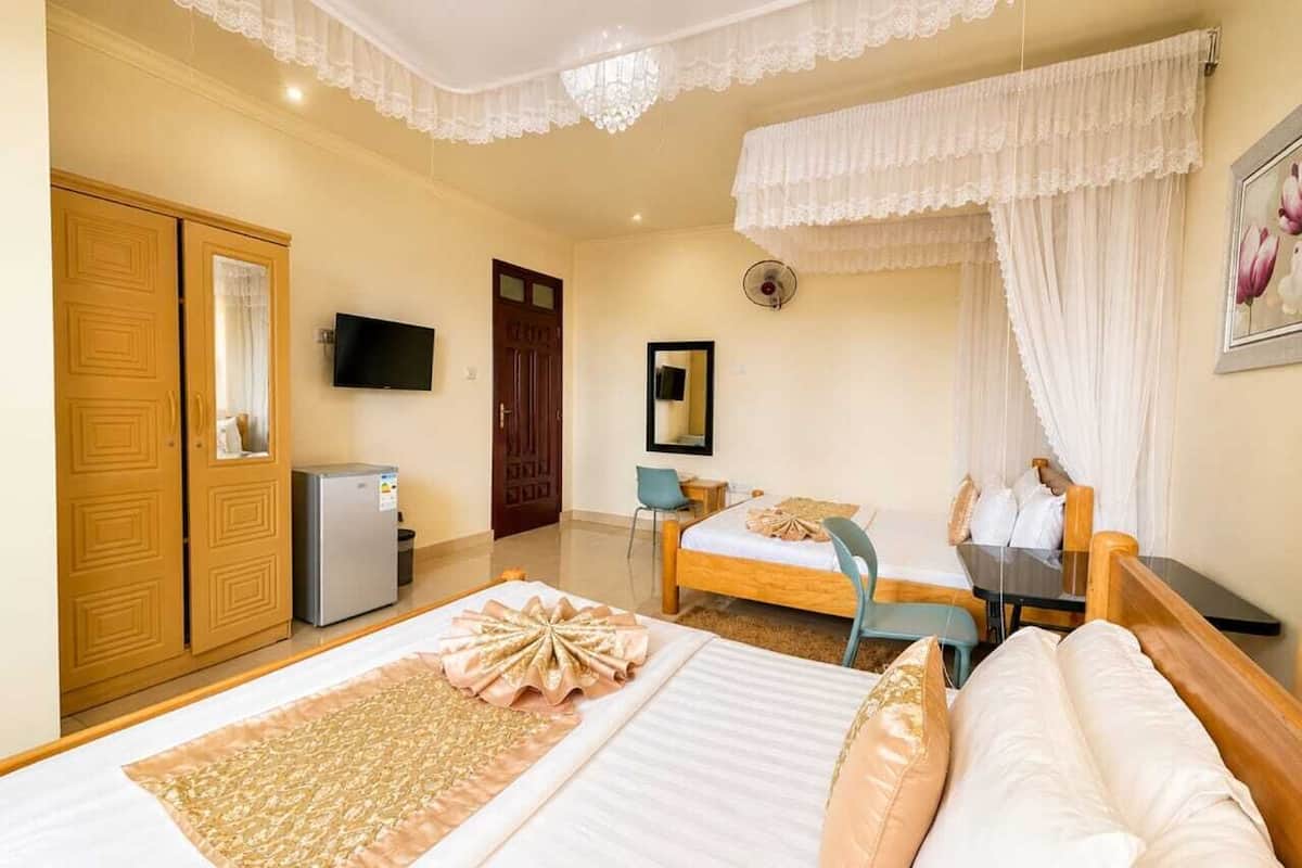 Phòng đôi phong cách cổ điển, ban công, quang cảnh thành phố | Két bảo mật tại phòng, khu vực làm việc phù hợp cho laptop