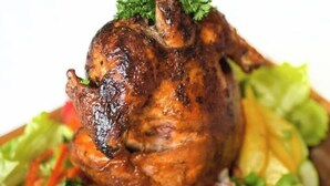 Pollo asado con verduras en un plato.