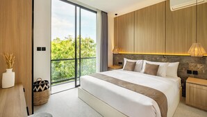 A modern bedroom with a large bed, wooden paneling, a view through a sliding door, and a hanging light fixture. - Private Pool Vila 8B Close Melasti Beach (Ungasan)