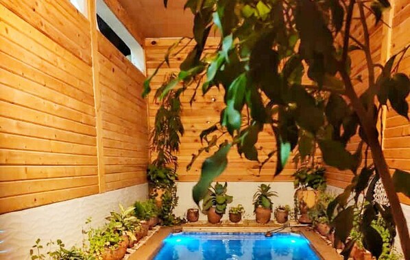 من حمّامات السباحة المغطاة