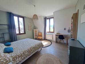 4 bedrooms, desk, iron/ironing board, WiFi