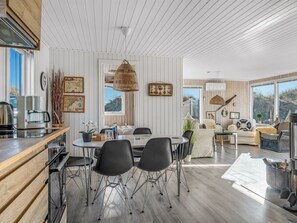 Kylskåp, mikrovågsugn och grytor/köksredskap