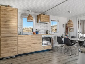 Kühlschrank, Mikrowelle, Kochgeschirr/Geschirr/Besteck