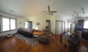 TV - Charming 2-bedroom home, with lake access, in the Richmond metro area. (Quinton)