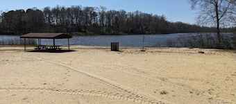 Charming 2-bedroom home, with lake access, in the Richmond metro area.