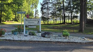 Schild für Woodhaven Shores mit Stoppschild und Hinweis auf eine Privatstraße.