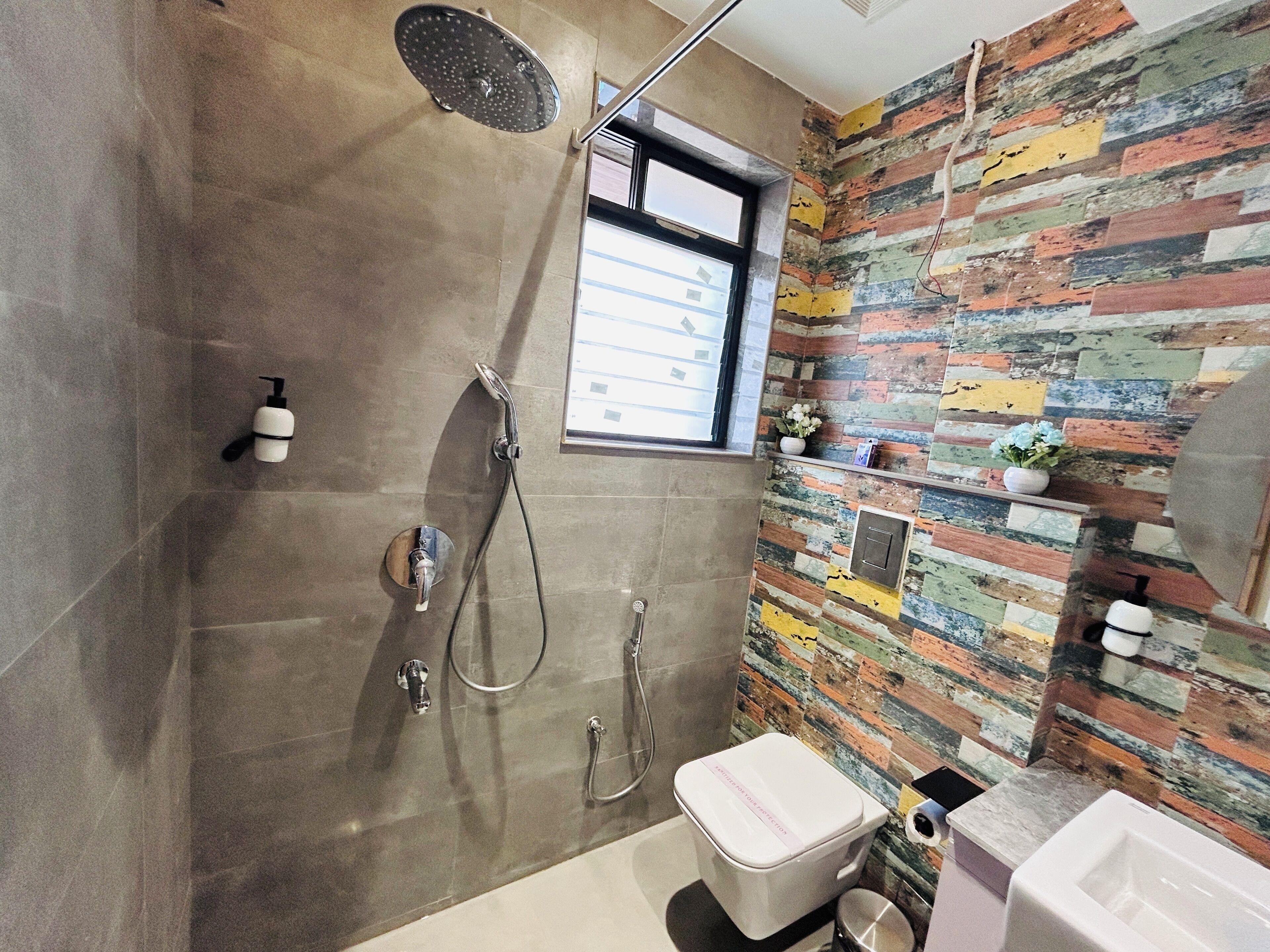 Deluxe Double Room | Bathroom | Shower, free toiletries, hair dryer, slippers