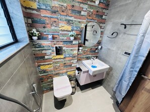 Ducha, artículos de tocador gratuitos, secador de pelo, pantuflas