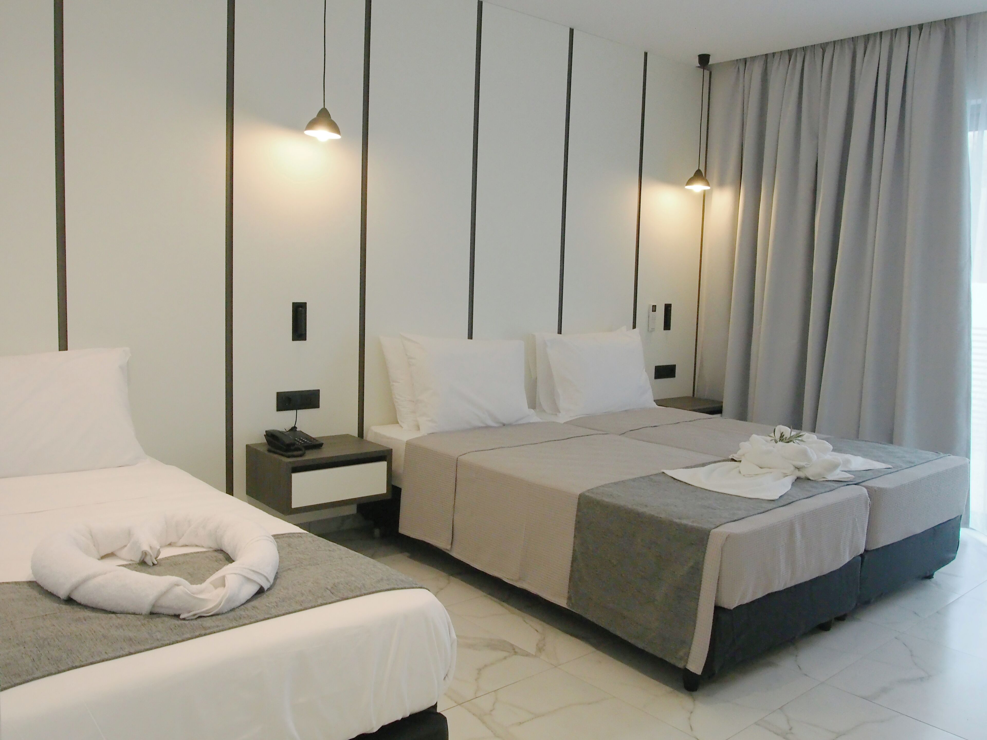 Chambre Triple Deluxe, balcon | Coffres-forts dans les chambres