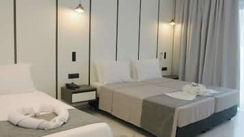 Deluxe Triple Room, Balcony | In-room safe, laptop workspace, soundproofing, free WiFi