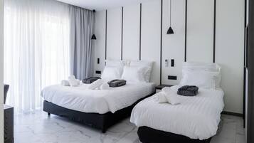 Habitación familiar, balcón, vistas al jardín | Caja fuerte y espacio para trabajar con un portátil