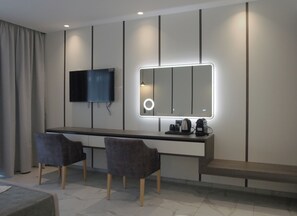 Habitación Deluxe con 1 cama doble o 2 individuales, balcón | Zona de estar